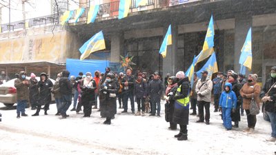 До Дня Соборності у Франківську люди утворили "живий ланцюг" від готелю “Дністер” до “Києва" До Дня Соборності у Франківську люди утворили "живий ланцюг" від готелю “Дністер” до “Києва"