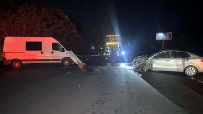 На Красилівщині встановлюють обставини ДТП, у якій людина загинула і пʼять отримали травми