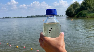 Вода у пляшці