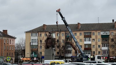 Пам'ятник Богдану Хмельницькому на привокзальній площі в обласному центрі