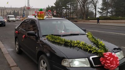 Миколаєвом курсує святкове таксі Миколаєвом курсує святкове таксі