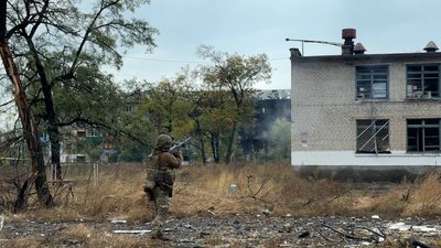 Український військовий збиває російський дрон над Білозерським