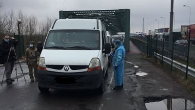 На "Ягодині" облаштували карантинну зону для перевірки стану людей, які перетинають кордон