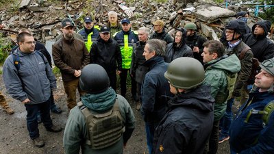 Деокупований Ізюм на Харківщині відвідали дипломати понад 20 країн Деокупований Ізюм на Харківщині відвідали дипломати понад 20 країн