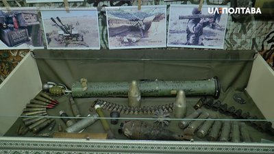 Гранати, снаряди, патрони, бойові гільзи та гармата з передової Гранати, снаряди, патрони, бойові гільзи та гармата з передової