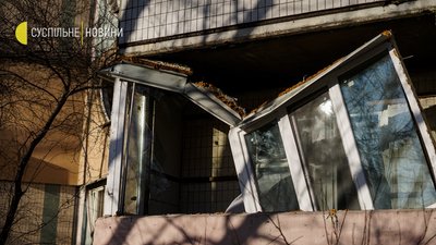 У Святошинському районі Києва уламки снаряду влучили в житловий будинок. ФОТО У Святошинському районі Києва уламки снаряду влучили в житловий будинок. ФОТО