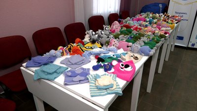 "В'язана сотня": у Рівному волонтери зібрали іграшки ручної роботи для дітей з Куп'янська