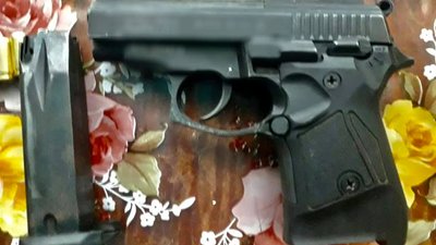 Поліцейські вилучили у жителя Херсонщини пістолет і наркотики Поліцейські вилучили у жителя Херсонщини пістолет і наркотики