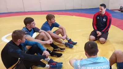 Спортсмени обговорюють підготовку до наступних змагань. Листопад 2023. Тернопіль Спортсмени обговорюють підготовку до наступних змагань. Листопад 2023. Тернопіль