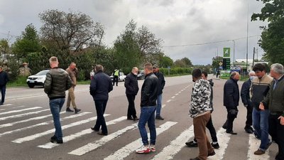 Вимагають ремонту. На Франківщині селяни перекрили автошлях Стрий-Мамалига Вимагають ремонту. На Франківщині селяни перекрили автошлях Стрий-Мамалига