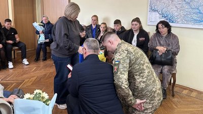 На Вінниччині родинам загиблих оборонців вручили державні нагороди На Вінниччині родинам загиблих оборонців вручили державні нагороди
