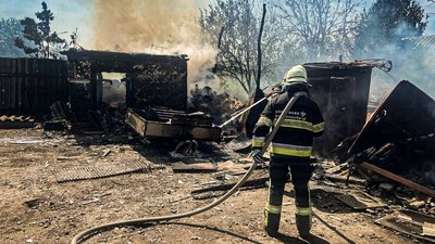 рятувальник гасить пожежу у Чистоводівці рятувальник гасить пожежу у Чистоводівці