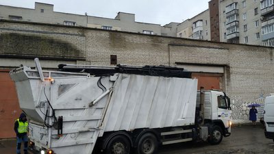 У Луцьку встановили 10 напівпідземних контейнерів для сміття У Луцьку встановили 10 напівпідземних контейнерів для сміття