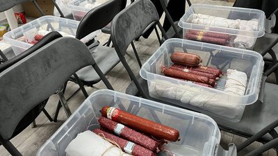 Бійцям передали копчені ковбасні вироби Бійцям передали копчені ковбасні вироби