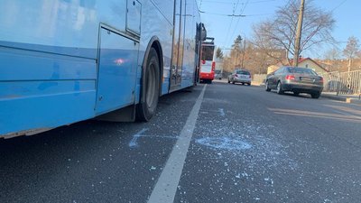 Розбите скло і двері: у центрі Луцька аварія за участі тролейбуса та маршрутки Розбите скло і двері: у центрі Луцька аварія за участі тролейбуса та маршрутки