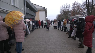 У Чернігові батьки школярів вчетверте протестували проти дистанційного навчання У Чернігові батьки школярів вчетверте протестували проти дистанційного навчання