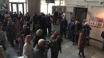Під звуки сирени в Черкасах відкрили виставку графіки Миколи Теліженка
