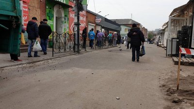 Ринки у Кропивницькому закриті: продавці рахують збитки, покупці шикуються в черги до магазинів