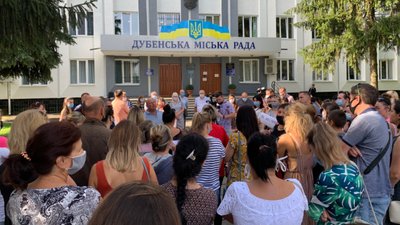 Пустіть дітей до школи: на Рівненщині батьки з "червоного" міста пікетували міськраду
