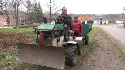 Деталі від радянських авто та китайський двигун: черкащанин власноруч зробив тракторець