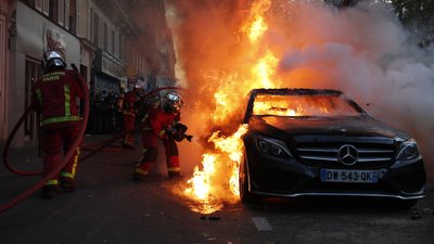 У Парижі почалися сутички з поліцією У Парижі почалися сутички з поліцією