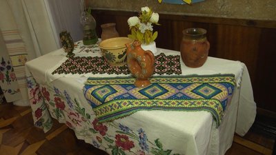 У Хмельницькому відкрилася виставка вишитого українського одягу