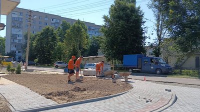 У Луцьку триває ремонт 20 прибудинкових територій: як реагують мешканці У Луцьку триває ремонт 20 прибудинкових територій: як реагують мешканці