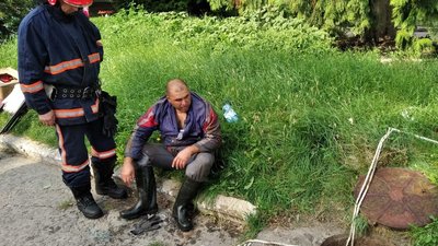 На Прикарпатті чоловік ледь не задихнувся, чистячи колектор