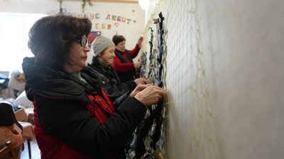 Роблять маскувальні сітки, шиють чохли на шоломи та зброю. Як херсонська церква допомагає військовим та містянам Роблять маскувальні сітки, шиють чохли на шоломи та зброю. Як херсонська церква допомагає військовим та містянам