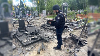 Поранені двоє людей: подробиці атаки РФ по кладовищу у Сновську