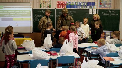 Спочатку компот – тепер шкарпетки: у Чернігові школярі допомагають захисникам Спочатку компот – тепер шкарпетки: у Чернігові школярі допомагають захисникам