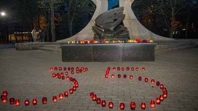 У Дніпрі запаленими свічками виклали число «35» з нагоди роковин аварії на ЧАЕС