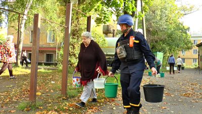 Жителям Костянтинівки рятувальники щодня розвозять до 25 тонн води Жителям Костянтинівки рятувальники щодня розвозять до 25 тонн води