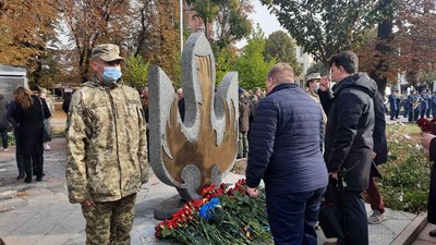 Вінничани вшанували захисників України покладанням квітів