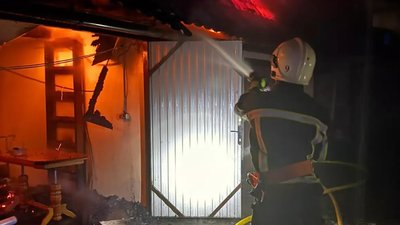 Знищена покрівля, перекриття й речі: у Мукачівському районі горіла господарська будівля