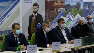 У Франківську презентували "Зібрання творів Василя Стефаника" у трьох томах У Франківську презентували "Зібрання творів Василя Стефаника" у трьох томах