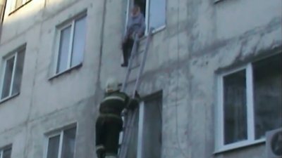 У Шостці на Сумщині рятувальники зняли з підвіконня на третьому поверсі літню жінку (ВІДЕО)
