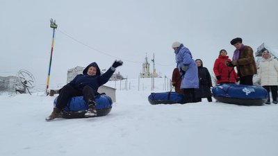 Для тернопільських пенсіонерок організували катання на сноутюбах