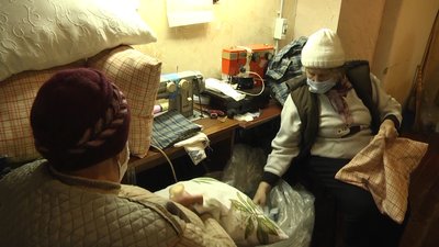 Житомирські волонтерки власноруч пошили для українських військових 80 пар спецовочних рукавиць Житомирські волонтерки власноруч пошили для українських військових 80 пар спецовочних рукавиць