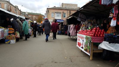 Погляд покупця: як "карантинить" центральний ринок Рівного, якщо прийти без камер