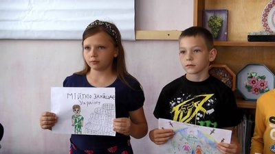 Діти для ЗСУ – на Житомирщині діти малювали малюнки та виготовляли обереги Діти для ЗСУ – на Житомирщині діти малювали малюнки та виготовляли обереги