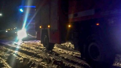 Рятувальники витягували машини зі снігових заметів