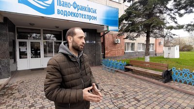 У Франківську на дорозі авто провалилося в яму. Хто винен та куди звертатися У Франківську на дорозі авто провалилося в яму. Хто винен та куди звертатися