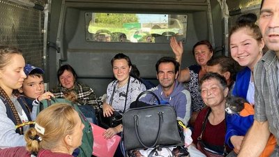 Поліцейські Донеччини доставили жителям звільненої Павлівки гуманітарну допомогу