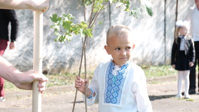 У Чернівцях діти з військовими висадили алею калин в пам'ять загиблим ветеранам АТО