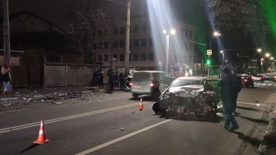 Уламки розлетілися на десяток метрів: в аварії у Харкові травмувалися двоє людей