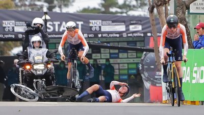 Олімпійська чемпіонка Аннемік ван Влейтен зазнала несподіваного падіння на чемпіонаті світу-2022 з велошосе: відео