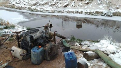 Перекрили поліції дорогу: на Рівненщині у старателів вилучили мотопомпи Перекрили поліції дорогу: на Рівненщині у старателів вилучили мотопомпи
