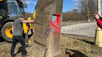 В Ужгороді демонтували пам'ятну плиту, встановлену до 300-річчя возз'єднання України та Росії
