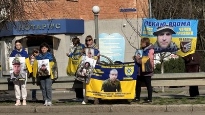 Люди під час ходи у Первомайську
